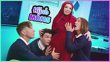 Gadis Berhijab Puaskan Tiga Pria Sekaligus Dengan Penuh Nafsu