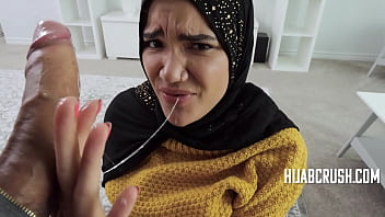 Remaja Berhijab Tak Puas Dengan Syarat-syarat Kakak Tiri