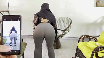Instruyendo A Mi Madrastra árabe Musulmana A Menear Su Trasero