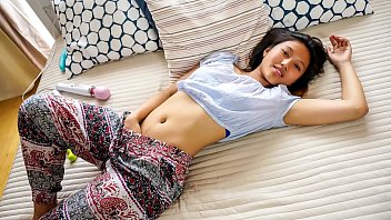 Perburuan Kenikmatan: May Thai, Si Gadis Asia Yang Cantik, Mengejar Klimaks Erotis Dengan Getaran Vibrator