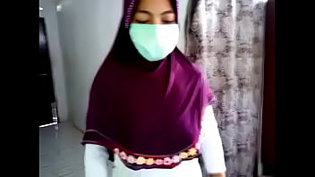 Tampil Mesra Dengan Hijab Yang Menonjolkan Bentuk