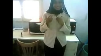 Gadis Arab Panas Yang Menggoda Dan Siap Memuaskan Hasrat
