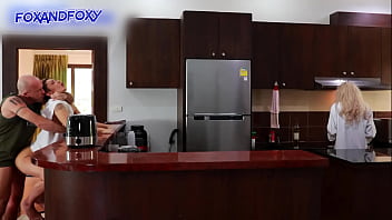Hampir Ketahuan Ngentot Pantat Dan Dikrempeli Di Dapur, Sementara Ibu Mertua Lagi Masak Sarapan Di Sebelah.