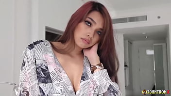Johntronx Menyuntikkan Sperma Panas Ke Dalam Rahim Nori, Model Thailand Yang Menggoda