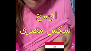 عاهرة المطرية الفاجرة تعري كسها في الشرفة وتتناك نيك عنيف من جارها حتى تئن من اللذة