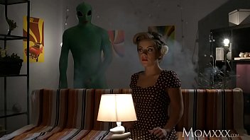Ibu Rumah Tangga Kesepian Dihardik Penuh Gairah Oleh Alien Di Malam Halloween