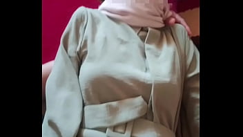 Adik Tiri Berhijab Dihardiki Di Malam Lebaran