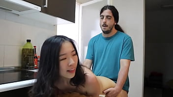留学美女恋上洋人巨根，趁男友外出与外国友人在厨房激情交欢，粗大肉棒无套内射紧致嫩穴