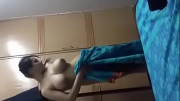 Bhabhi Segar Usai Mandi, Tubuhnya Basah Dan Menggoda
