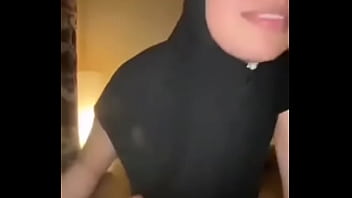 Mengerang Nikmatnya Kontol Besar Menusuki Memek Sempit Gadis Berjilbab