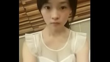 Gadis Cina Imut Menggoda Dengan Goyangan Panas Di Depan Webcam
