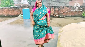 Bhabhi Ki Gaand Fat Rahi Hai Baarish Mein Hindi Awaaz Ke Saath