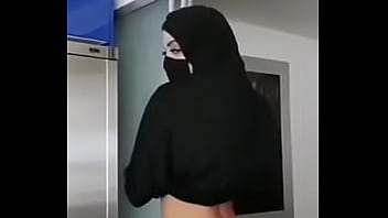 Tante Berjilbab Montok Dengan Tetek Gede Melenggak Lenggok Telanjang