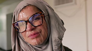 Wanita Berhijab Cosplay Diharduki Wajahnya Oleh Milf Amerika