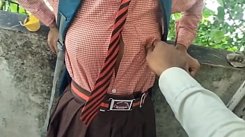 Gadis Desa Lokal India Yang Cantik Merekam Adegan Panas Di Luar Ruangan Saat Masih Berseragam Sekolah