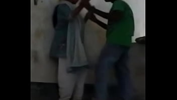 Mengisap Puting Susu Gadis Desi Yang Menggairahkan