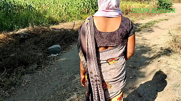 खेत में चुदने जा रही औरत की चूत में एक जोरदार झटका दिया