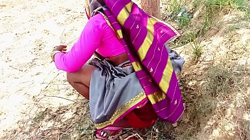 मेरी सास को खेत में ज़ोरदार चोदा गया, उसका सेक्स वीडियो वायरल हो गया