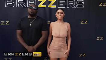 Violet Myers Dengan Berani Memamerkan Lubang Pantatnya Yang Menggoda Untuk Para Paparazi