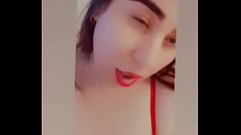 عاهرة عربية ساخنة تغني باستهلاك وتصرخ: من سيلعق مؤخرتي النارية؟