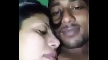 Gadis Desi Mesra Berciuman Panas
