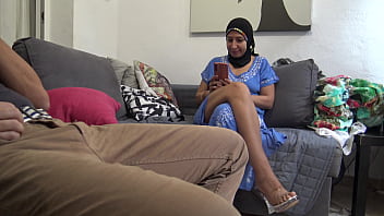 Istri Turki Yang Suaminya Tukang Tembak Itu Tak Kuasa Menolak Kontol Gede Pria Asing Ini