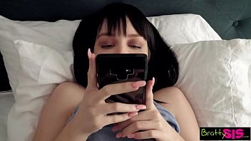 Kamu Yang Kirim Foto Kontol Ini? Gue Jadi Basah Dan Langsung Ngewe Sama Kakak Tiriku Setelah Nemu Foto Penisnya
