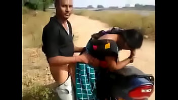 Desi Bhabhi Ngentot Di Atas Motor Sambil Dihajar Dari Belakang