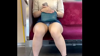 Gadis Tiongkok Pamer Celana Dalam Di Kereta Dengan Genit