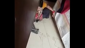 Pembantu Desi Sembunyikan Payudara Montoknya