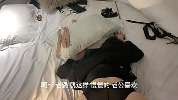 出差在外寂寞难耐？骚妻录制私密asml淫语视频，湿透内裤等你回家操，主页还有更浪更骚的骚货视频等你来干！
