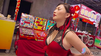 Mio, Gadis China, Digilir Habis-habisan Di Tengah Keramaian Pasar Malam.