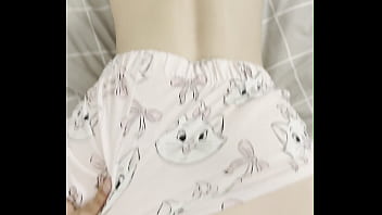 Kakak Tiri Berpantat Besar Menyiram Adik Tirinya Lalu Dihajar Habis-habisan