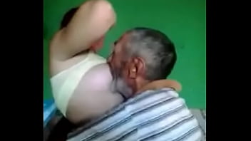Desahan Bhabhi Saat Payudaranya Tertekan