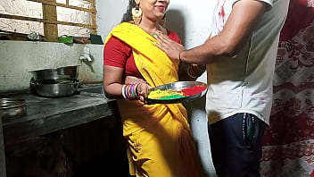 होली के मौके पर गीली साड़ी में सेक्सी भाभी को किचन स्टैंड पर ज़ोरदार चोदाई, हिंदी में गहरी सांसों और चीखों की आवाज़