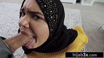 Adik Tiri Berhijab Yang Hot Menggoyang Kontol Gede Kakak Tirinya Demi Uang