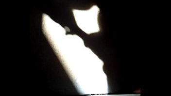 Bayangan Tangan Menggoda Di Malam Sunyi