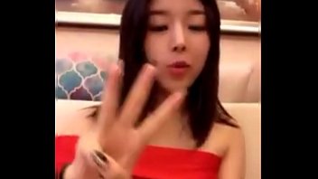 Gadis Tionghoa Cantik Memamerkan Payudaranya Yang Montok