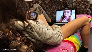 Gadis Rusia Mengoceh Dan Memuaskan Diri Sendiri Di Atas Pornstar Lana Rhoades (bagian 1)