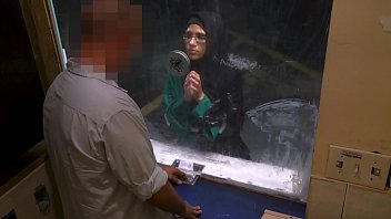 Pengungsi Muslim Cantik Minta Pertolongan, Malah Dikasih Kontol