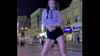 Gadis China Genit Menggoyangkan Tubuhnya Di Depan Umum Di Douyin