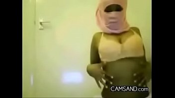 Gadis Arab Tersedu-sedu Mengenakan Hijabnya