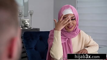 Gadis Muslimah Mungil Beraksi Mesra Dengan Hijab Tetap Terpasang