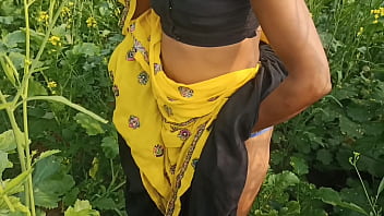 ममत सरसों के खेत में गई तो उसके पति ने मौका पाकर बाहर खुले में जोरदार चुदाई की, आवाज साफ सुनाई दे रही थी