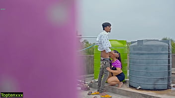 Bercinta Liar Di Atap! Jangan Sampai Keluar Di Dalam Memek