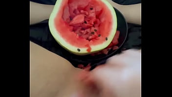 Video Bokep Arab Saudi 2025: Masturbasi Ekstrem Dengan Semangka, Remaja Los Angeles Pamer Pussy Ketat Dan Fetish Makanan Kinky