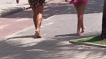 Gostosa De Biquíni Indo Molhar A Raba Na Praia, Que Bundão Suculento!