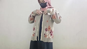 Nona Bercadar Mengocok Memeknya Dengan Mentimun Sampai Meraung-raung