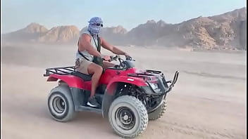 Sedang Liburan Di Mesir, Ini Video Aku Ngebut Naik Motor Quad Di Gurun Pasir Sambil Basah Kuyup