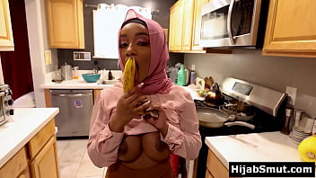 Gadis Muslimah Berkulit Hitam Belajar Cara Ngentot Dengan Mulut